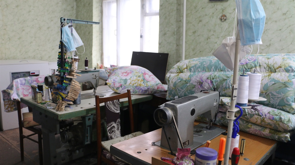 В мастерской занимаются пошивом изделий на заказ