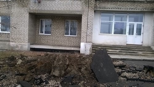 Снаряд угодил прямо перед крыльцом учреждения