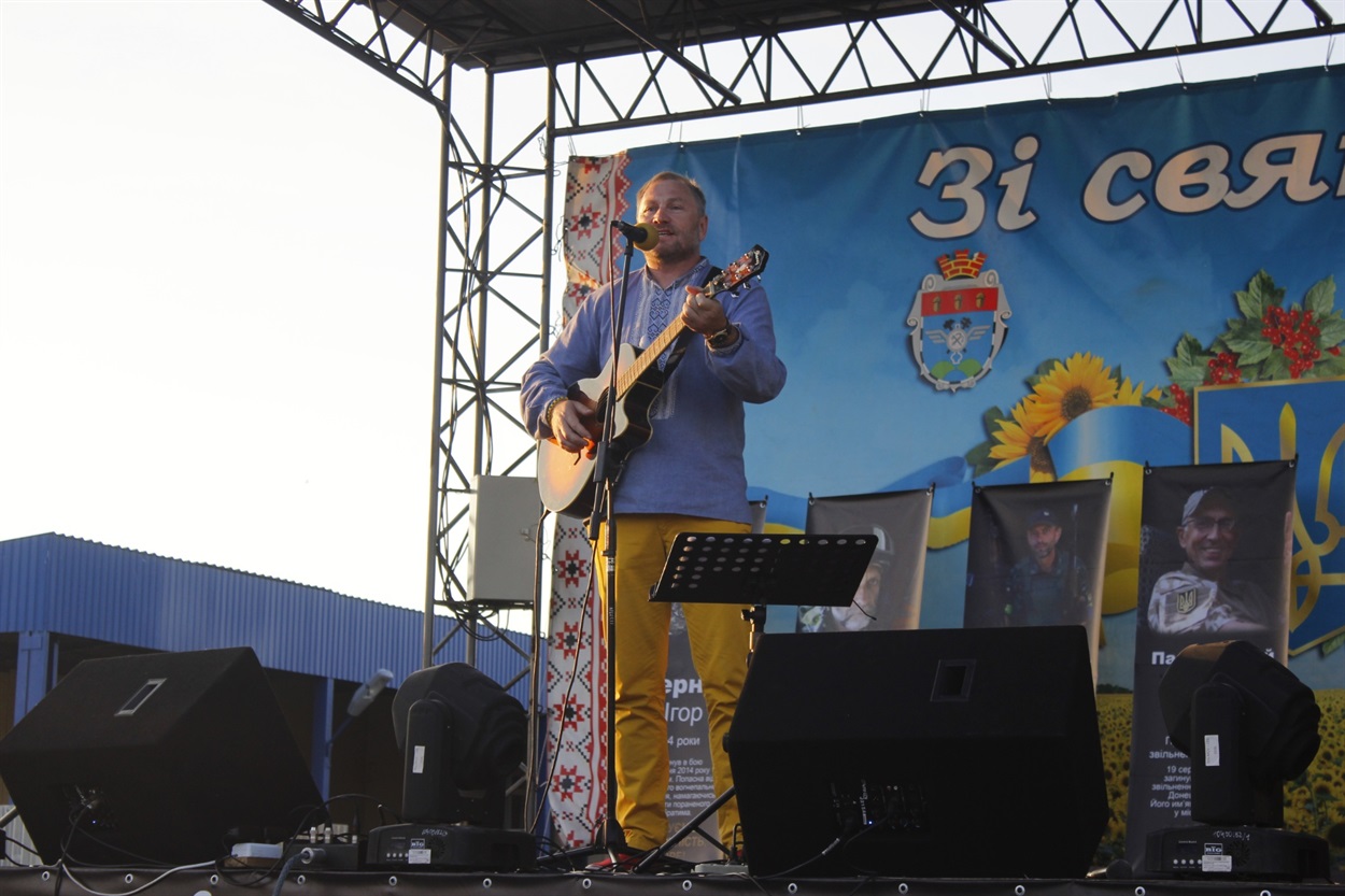 Для попаснян співав військовослужбовець