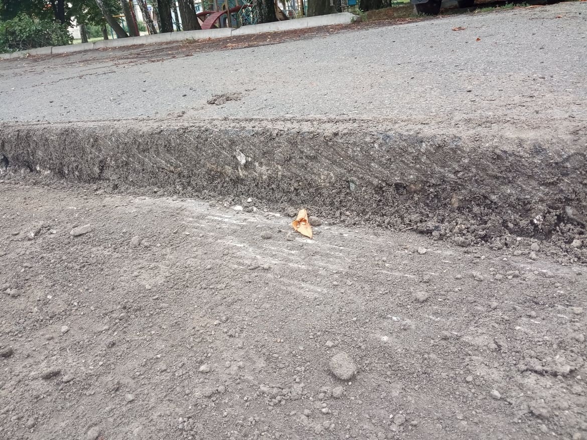 Верхній шар старого асфальту знімають