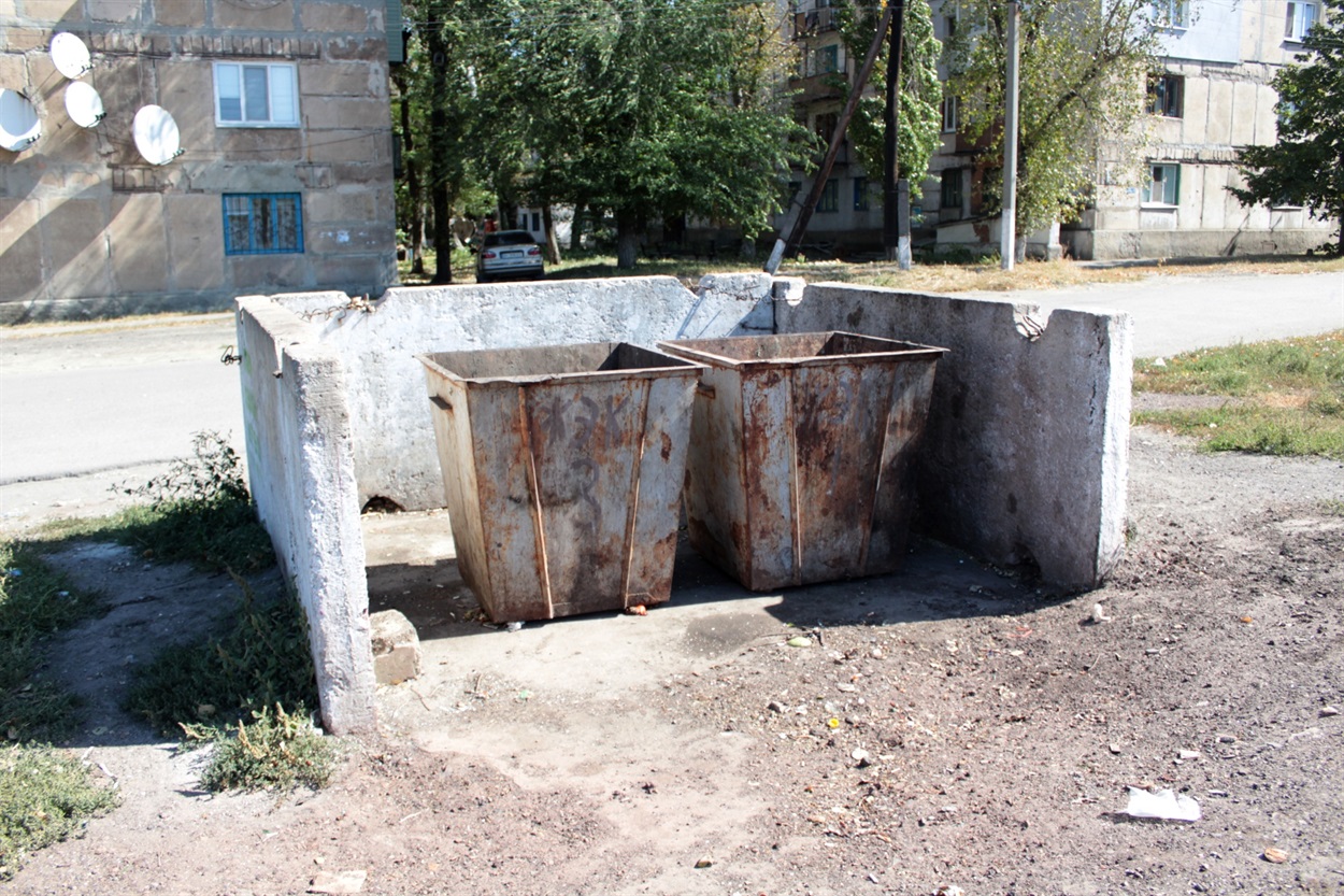 В некоторых частях города мусор уже вывезен