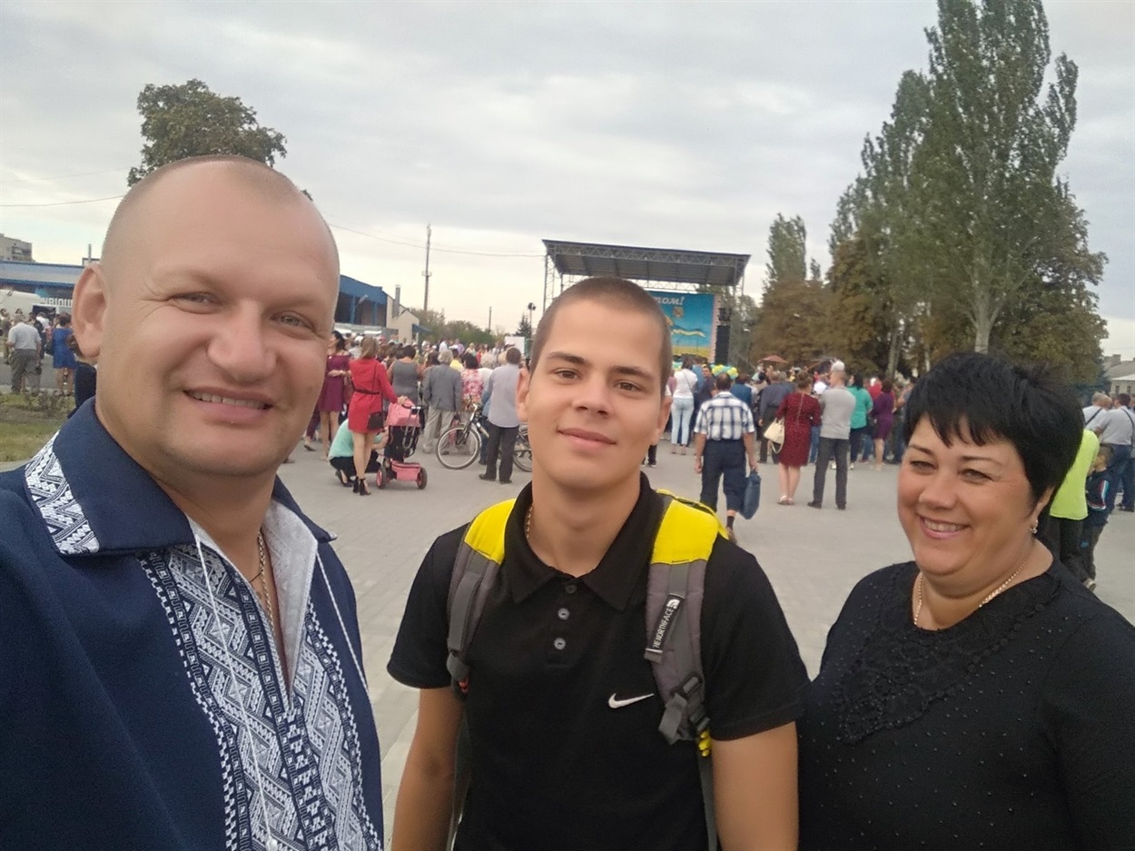 Ліворуч на фото Анатолій Береславський, а праворуч Валентина Шулік - мати Дениса