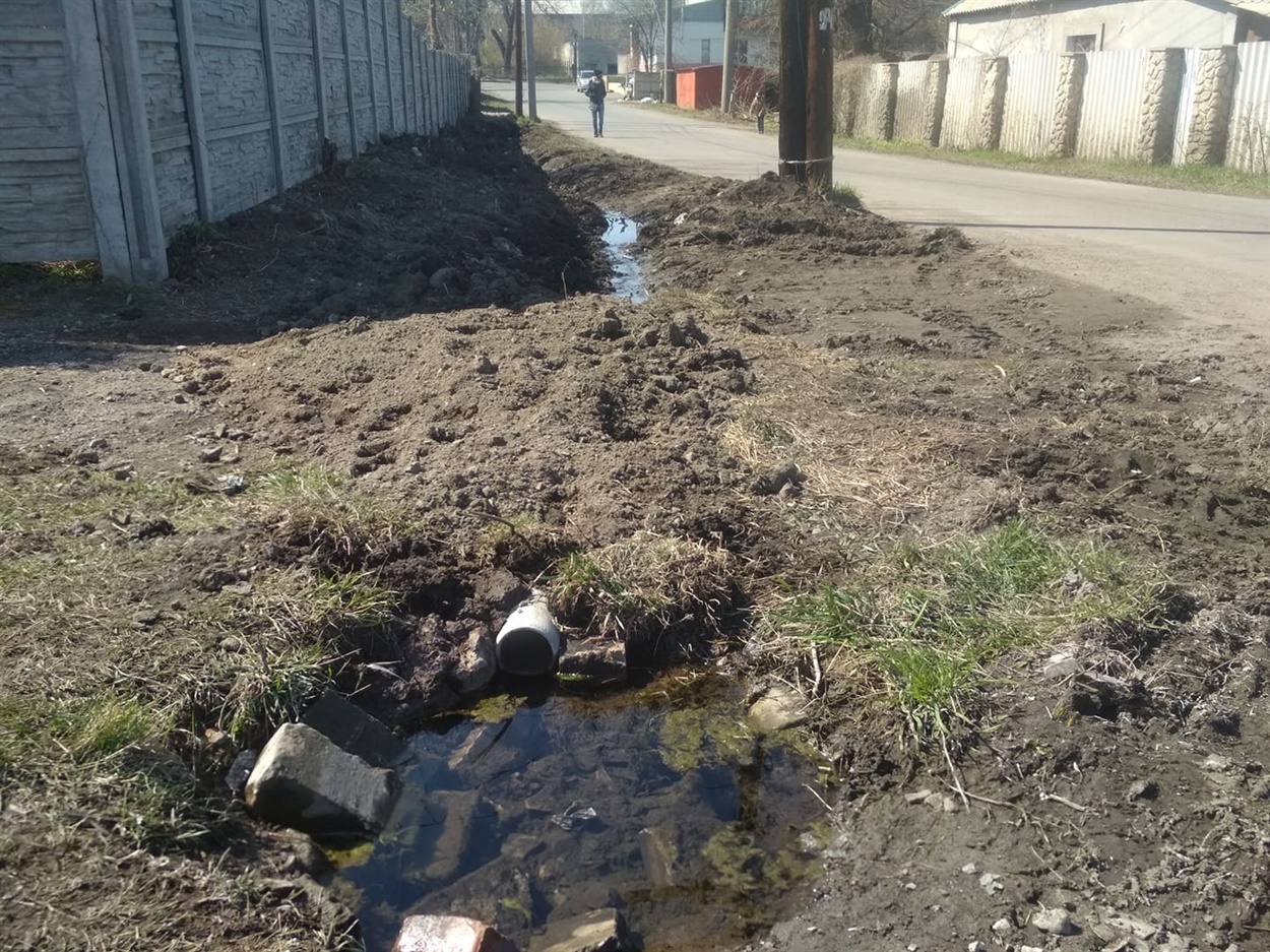 Траншея идет вдоль дороги
