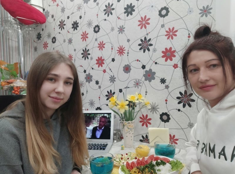 Готовит вместе с дочерью