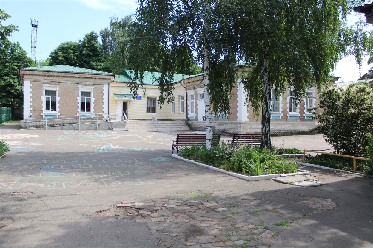Плитку положат во всем дворе