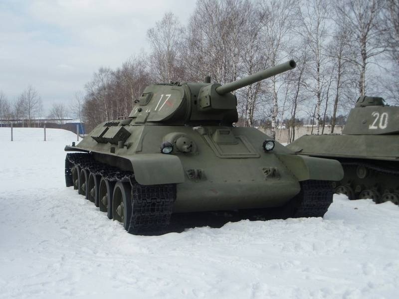 Т-34 с 76-мм орудием Ф-34 образца 1941 года 