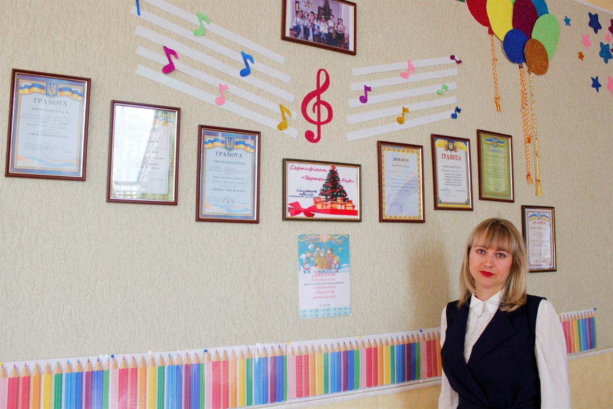 В школі створили куток, де знаходяться грамоти за участь у різних творчих конкурсах 