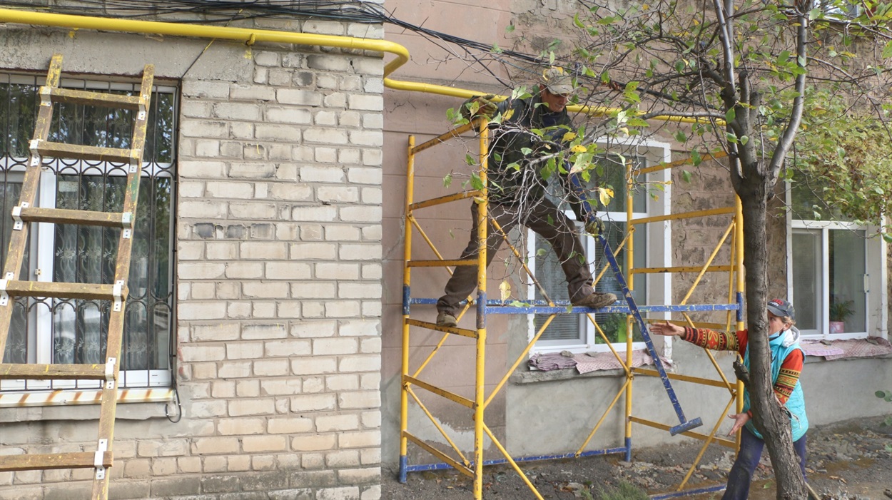 Виконують ремонтні роботи