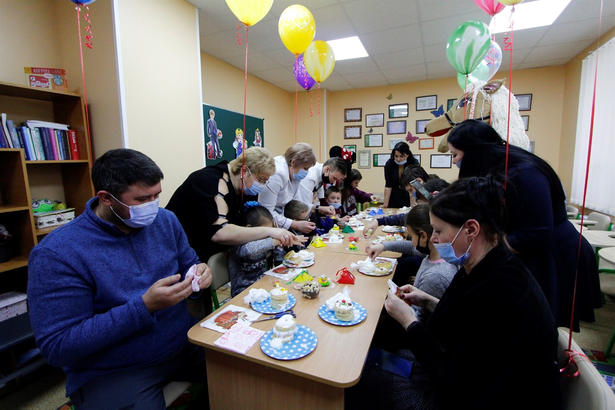 Присутні зібрались за святковим столом