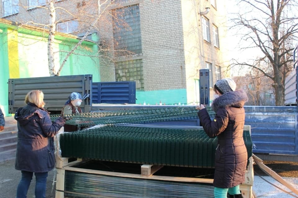 Радіють подарункам