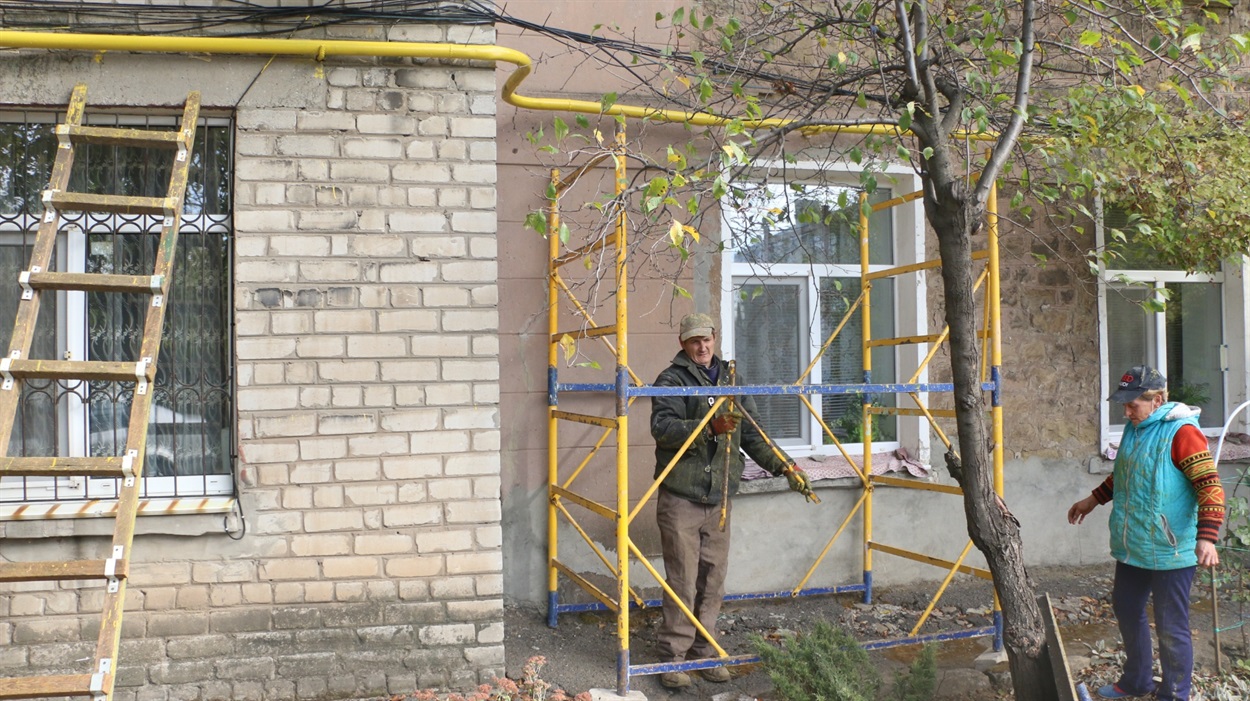 Покрасили газовые трубы во всех домах