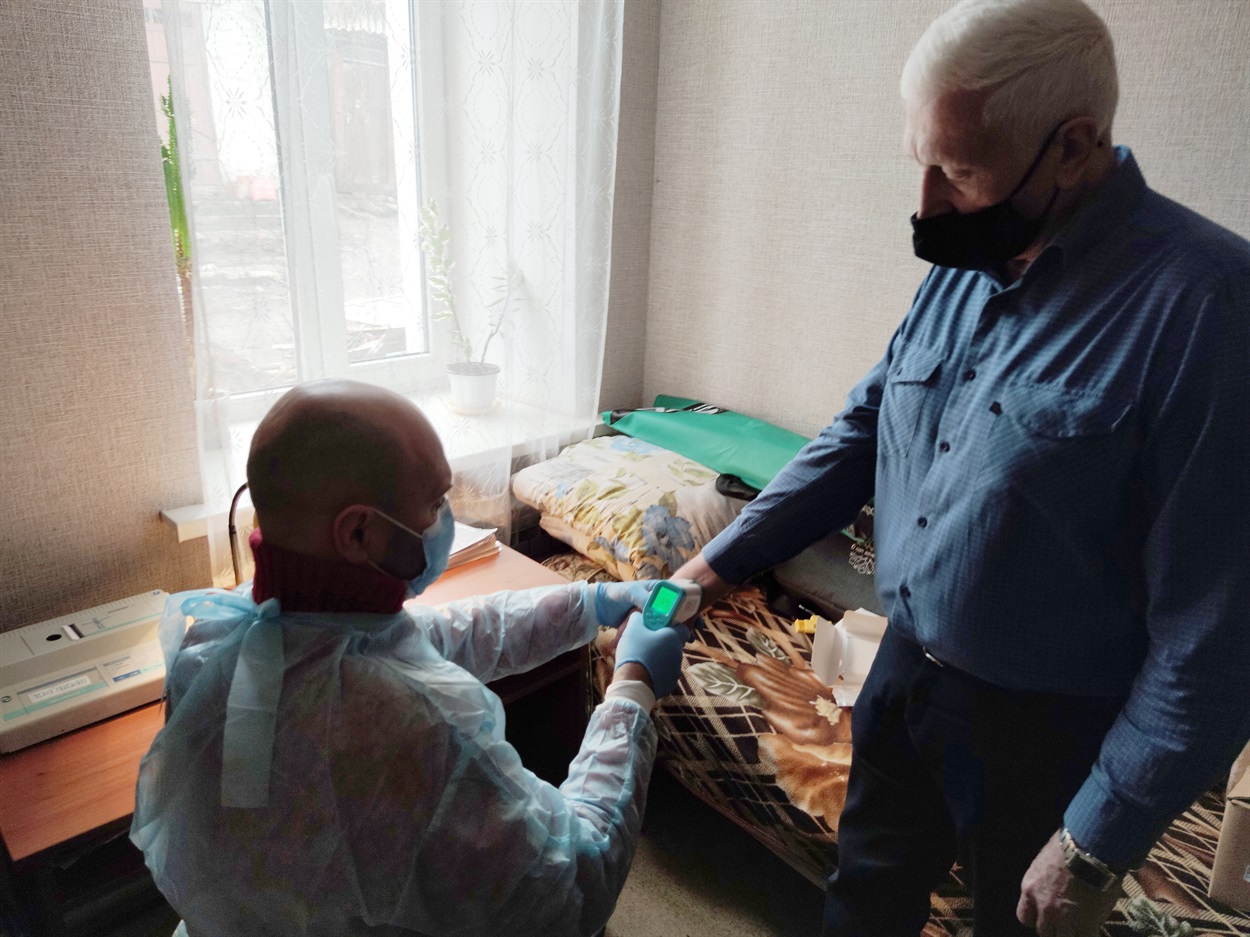 Перед вакцинацией измеряют температуру