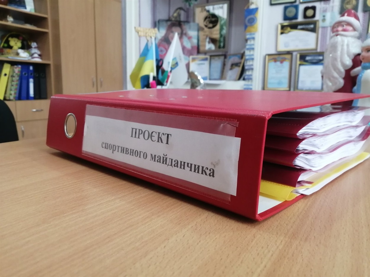В цій товстій папці зібрані всі документи за проєктом