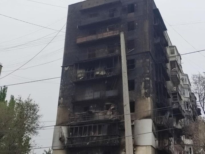 Зруйнований окупантами будинок у Сєвєродонецьку