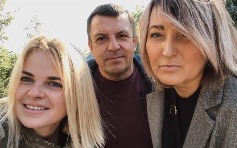 Аня з родиною