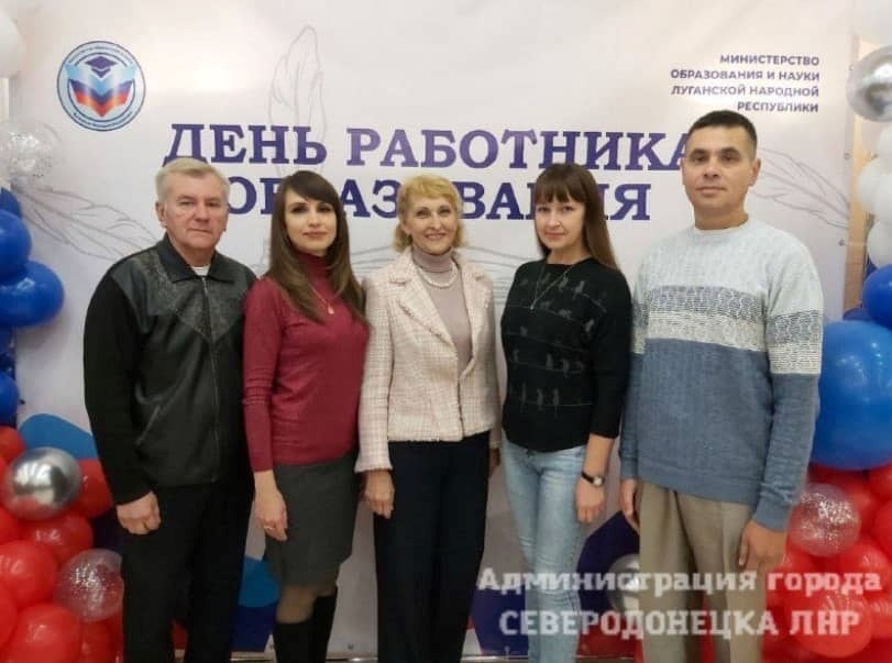 Володимир Анцупов (крайній зліва) серед "колег"