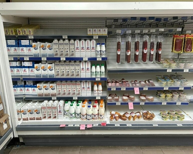 Асортимент товару на полицях магазинів окупантів має скромний вигляд