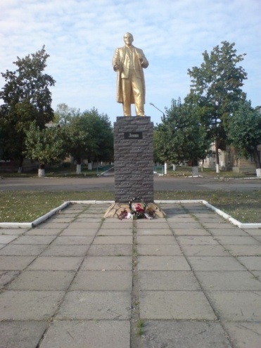 Такий пам'ятник більшовицькому вождю стояв у Новодружеську до декомунізаації