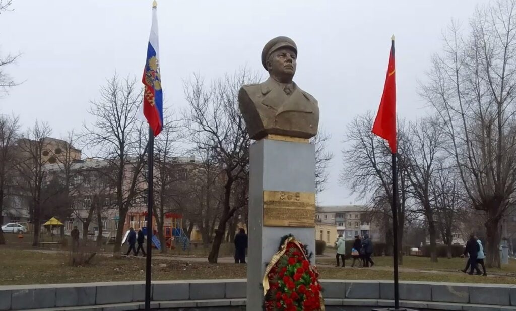 У Лисичанську окупанти відновили бюст Ворошилова, 2023 р