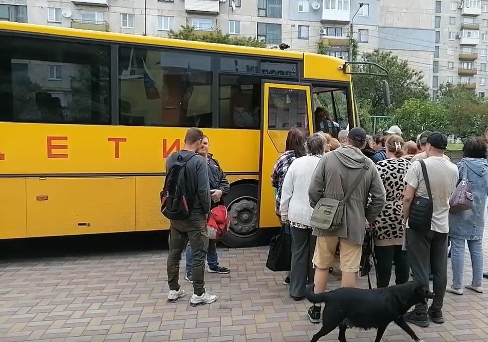 На окупованій Луганщині “ждунів” звозять автобусами до паспортних служб, 31.05.2023