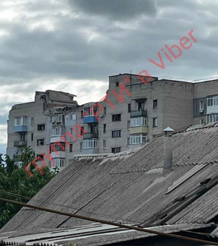 У Лисичанську обстріло пошкоджено дах і верхній поверх багатоповерхівки, 28.06.2023