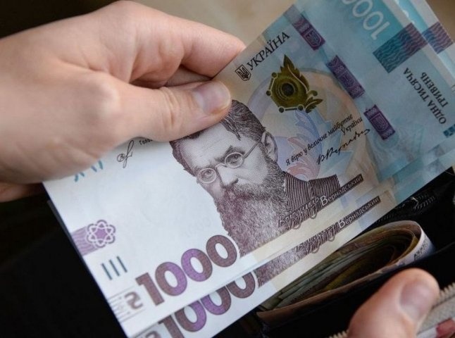 Від серпня Кабмін вирішив виплачувати переселенцям у два періоди — до 15 і 28 числа, 03.08.2023
