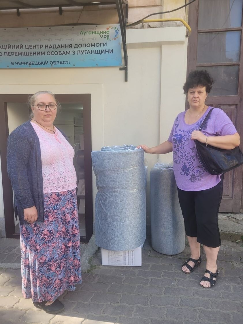 У Чернівецькому гумхабі переселенцям видають зимову постільну білизну і матраци, 21.09.2023