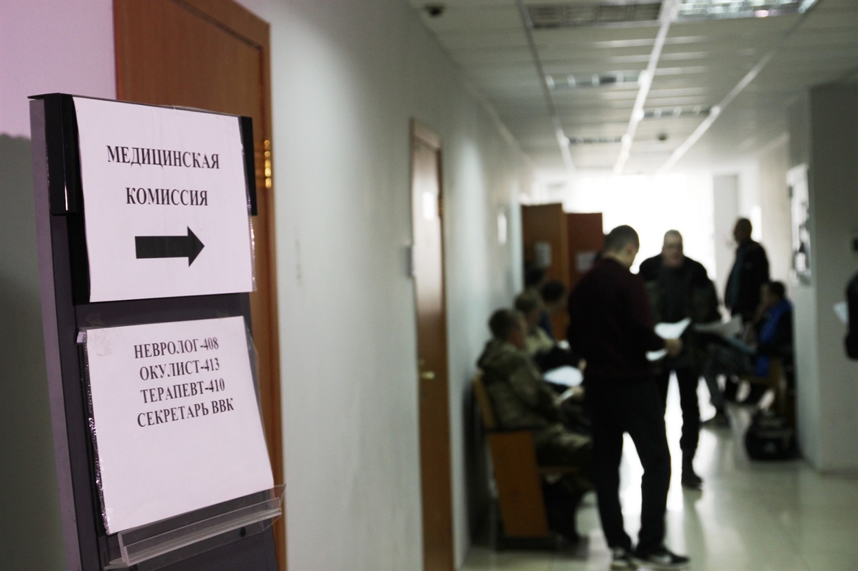 У місті Хрустальний на окупованій Луганщині росіяни збираються забрати на фронт неповнолітніх хлопців, 29.09.2023