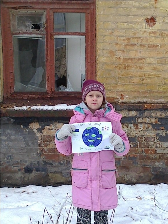 Дарина біля оселі, зруйнованої росіянами
