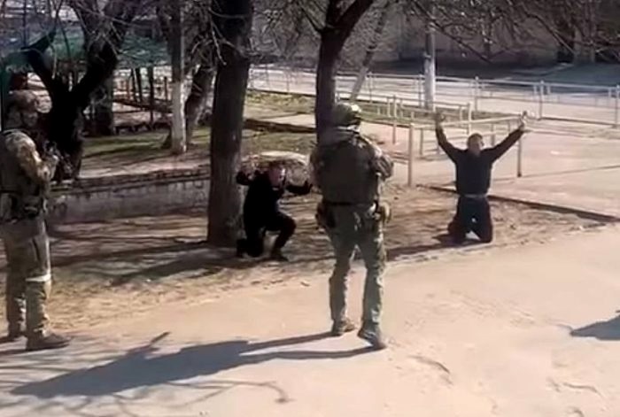 В т.зв. "ЛНР" окупанти відновили фільтаційні заходи: перевіряють місцевих на відданість країні-агресорці, 07.11.2023