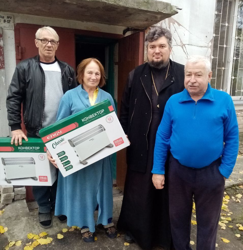 настоятель Свято-Тихвинського храму УПЦ МП м.Лисичанськ роздавав "подарунки" від патріарха РПЦ, 09.11.2023