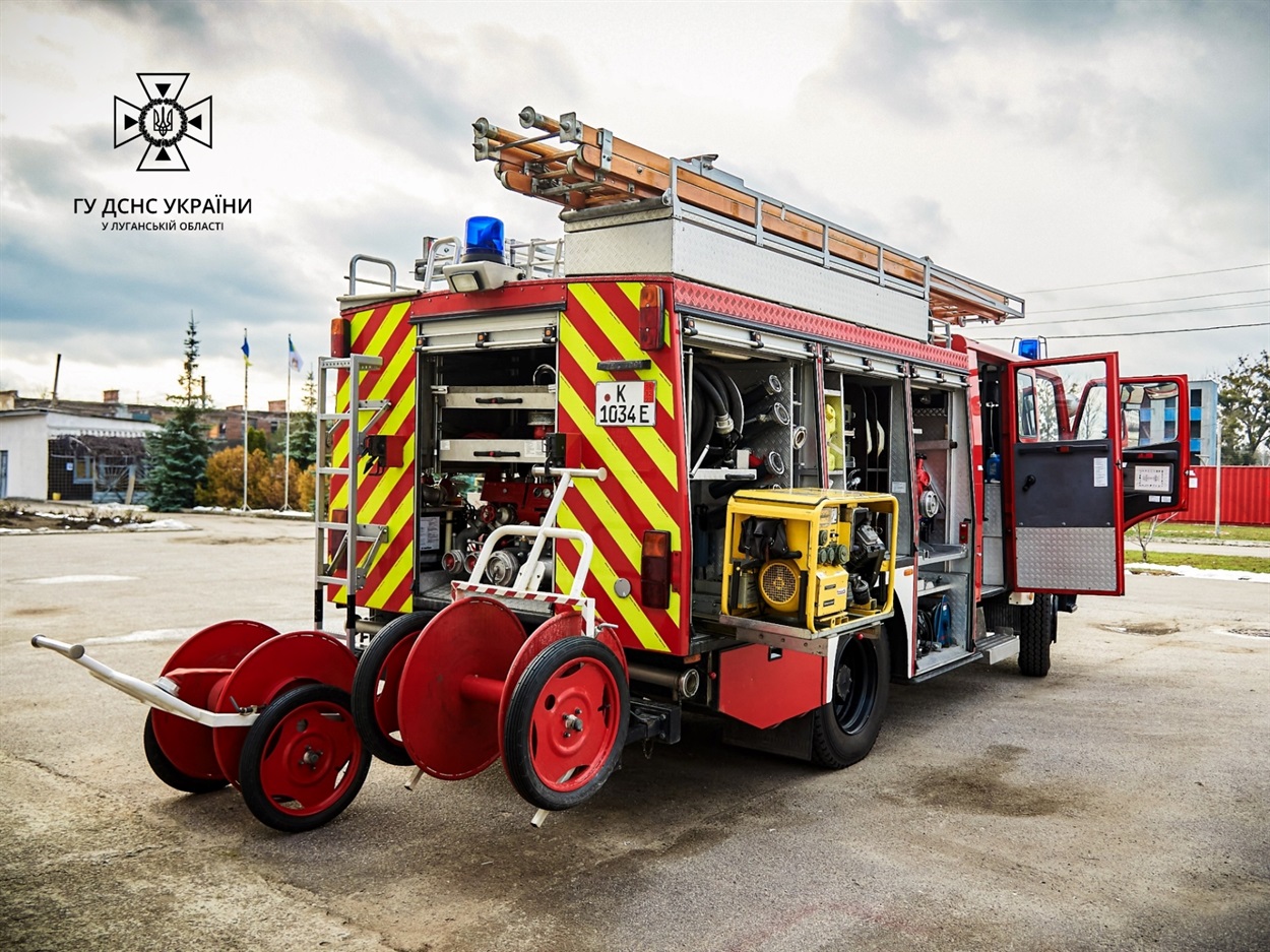 Парк техніки ДСНС Луганщини поповнив пожежний автомобіль Mercedes-Benz з укомплектованим обладнанням, 06.12.2023