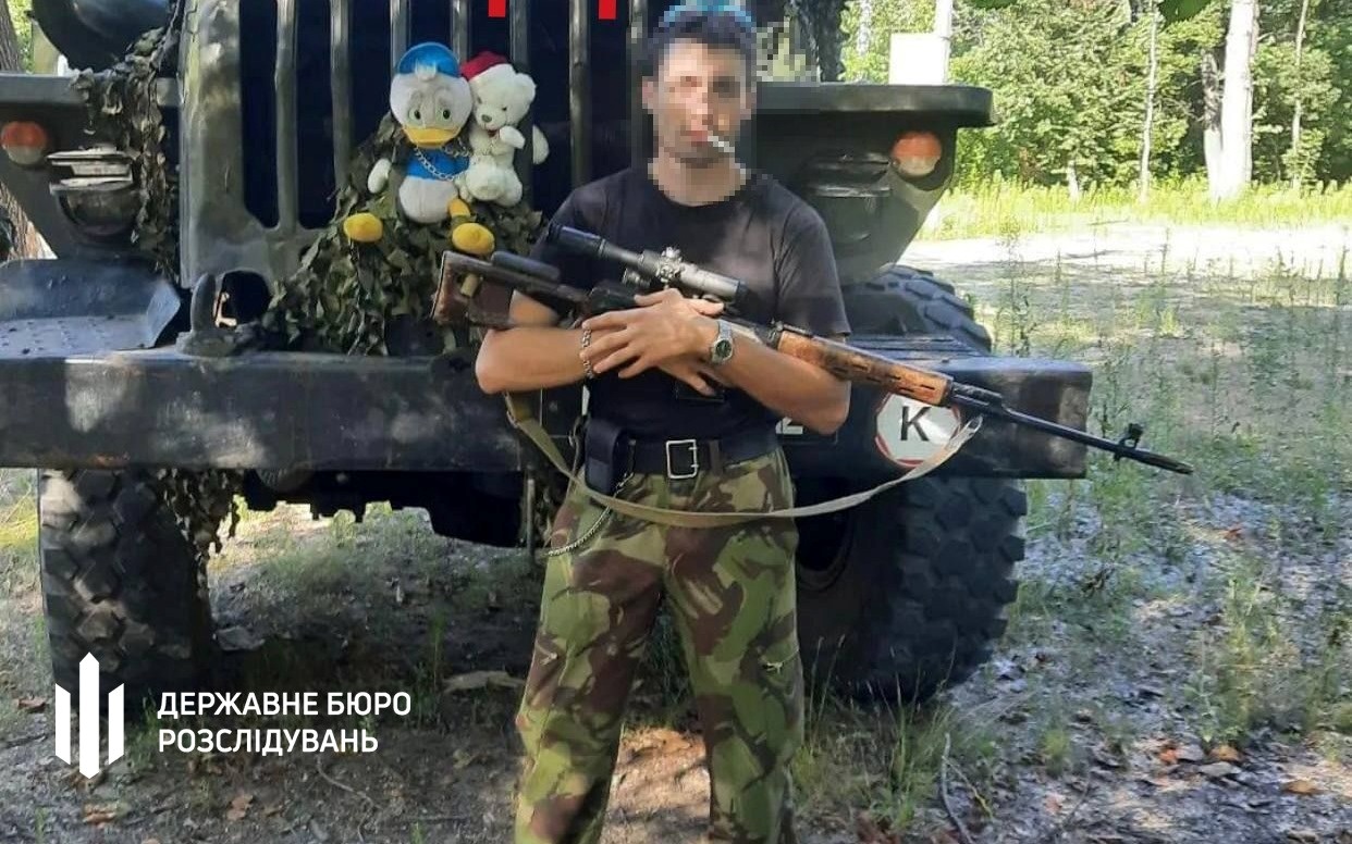 Чоловік обвинувачується у переході на бік ворога в період збройного конфлікту, вчиненому в умовах воєнного стану (ч.2 ст.111 КК України)