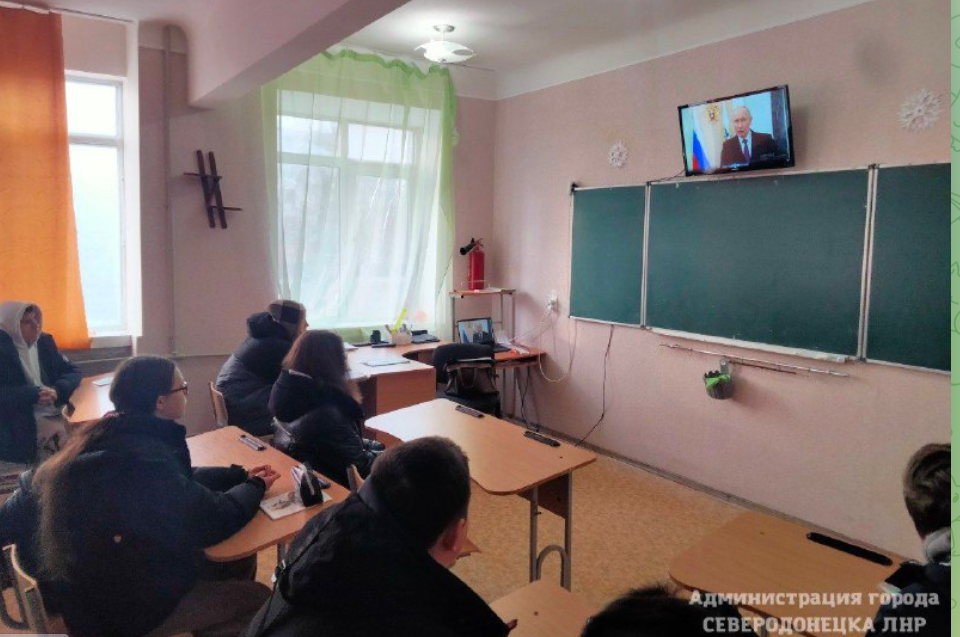 На окупованій Луганщині промови Путіна школярів зганяють слухати навіть у верхньому одязі, 26.02.2024