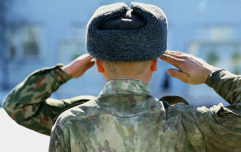 В окупованому місті Антрацит росіяни цілодобово полюють на чоловіка, який не хоче помирати "за Путіна", 11.03.2024