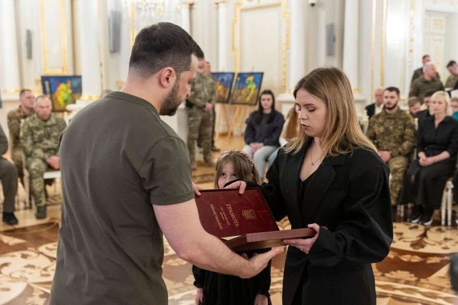 Президент України вручив орден "Золота зірка" родині загиблого пілота Владислава Рикова  з Луганщини, 02.04.2024