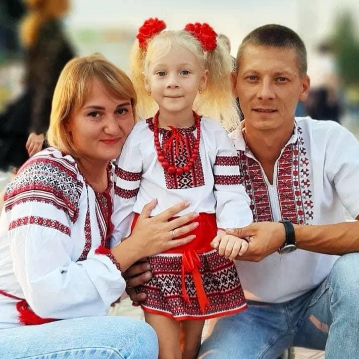 Переселенка з Луганщини Олена Печенєвська, залишаючи дім, положила у валізу родинні вишиванки, 14.05.2024 