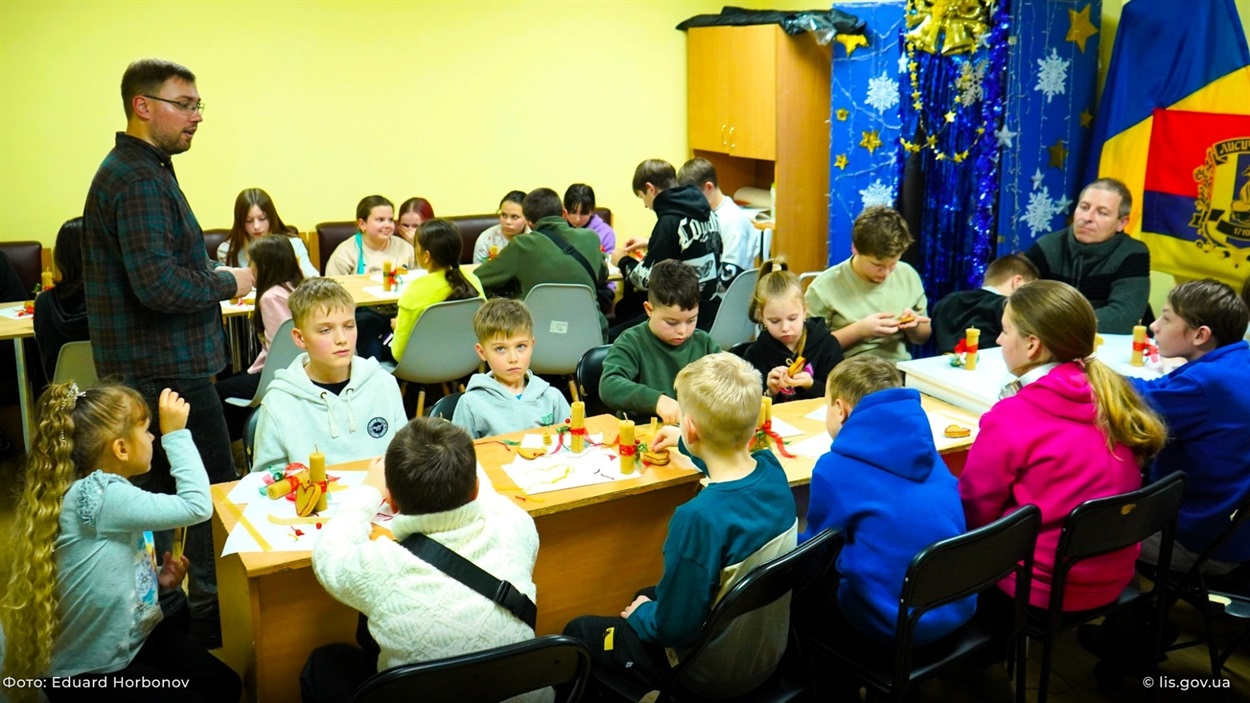 Лисичанські діти вчилися виготовляти Різдвяні свічки та подарунки з вощини