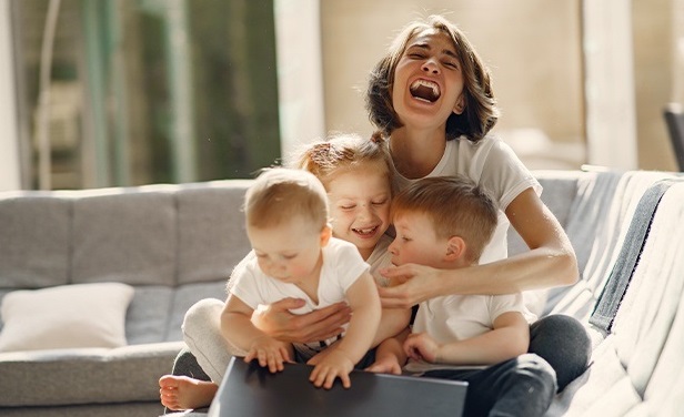 Жінки-переселенки з Луганщини, які ммають трьох дітей, можуть отримати безкоштовний ноутбук, 25.04.2024